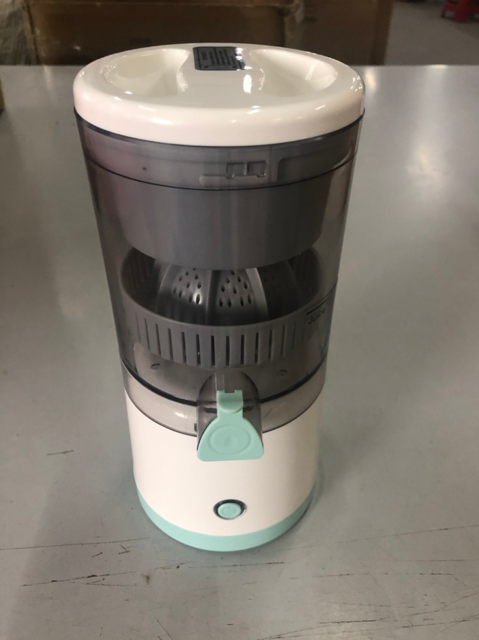 Ce mini extracteur de jus électrique USB portable est parfait pour préparer des jus frais et sains en déplacement. Il dispose d'une batterie lithium-ion rechargeable, ce qui lui permet d'être utilisé n'importe où et n'importe quand sans avoir besoin d'une prise de courant.